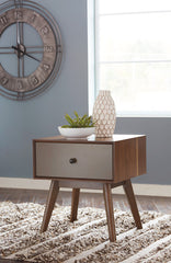 Lynnifer Signature Design by Ashley End Table